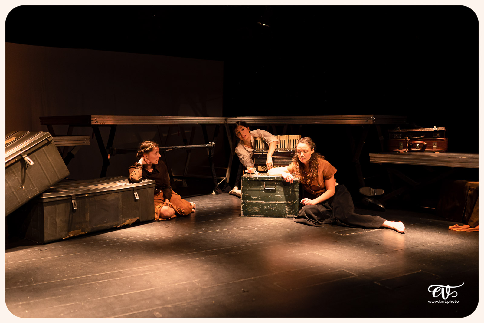 LA MESNIE H. - UN JOUR D'ÉTÉ